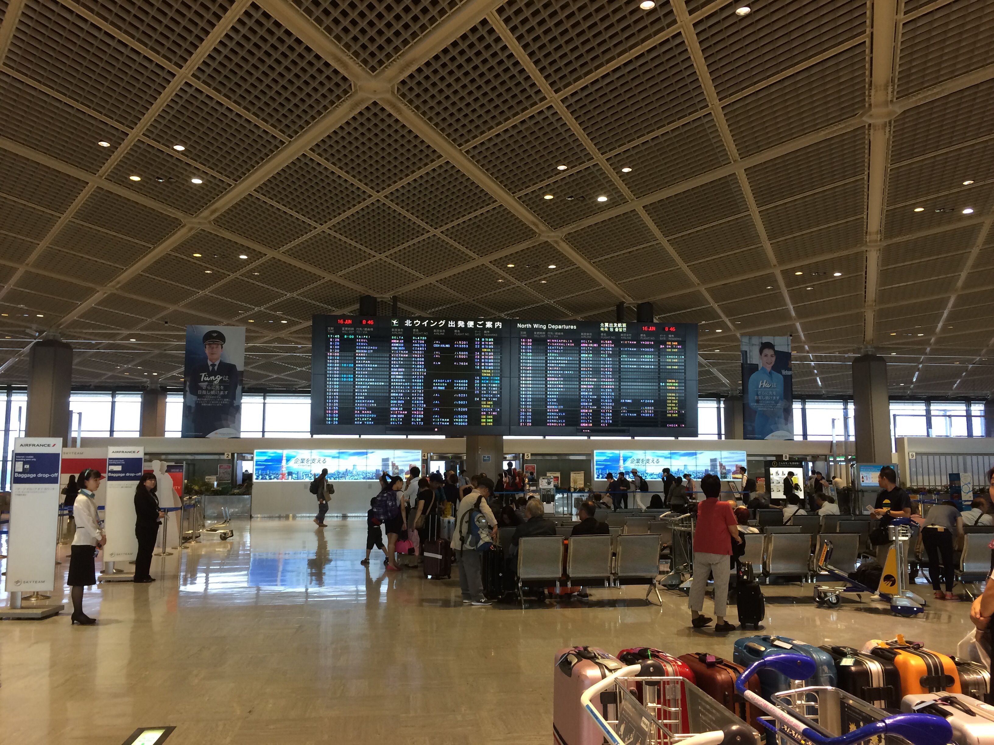 成田空港出発ロビー